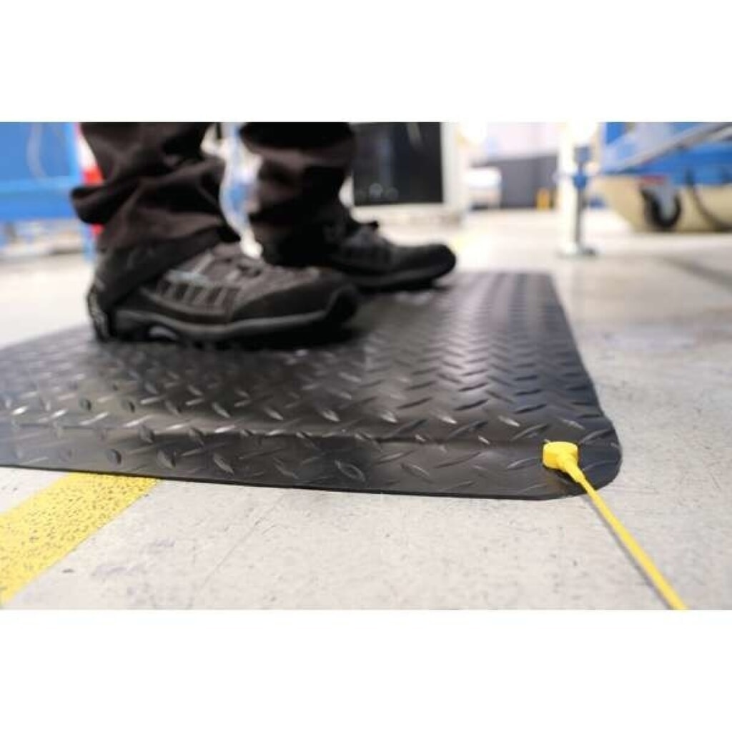 COBA Tapis anti-fatigue Deckplate Anti-Static, lxP 600 x 900 mm, noir N° de l'image du produit 2 : COBA Tapis anti-fatigue Deckplate Anti-Static, lxP 600 x 900 mm, noir