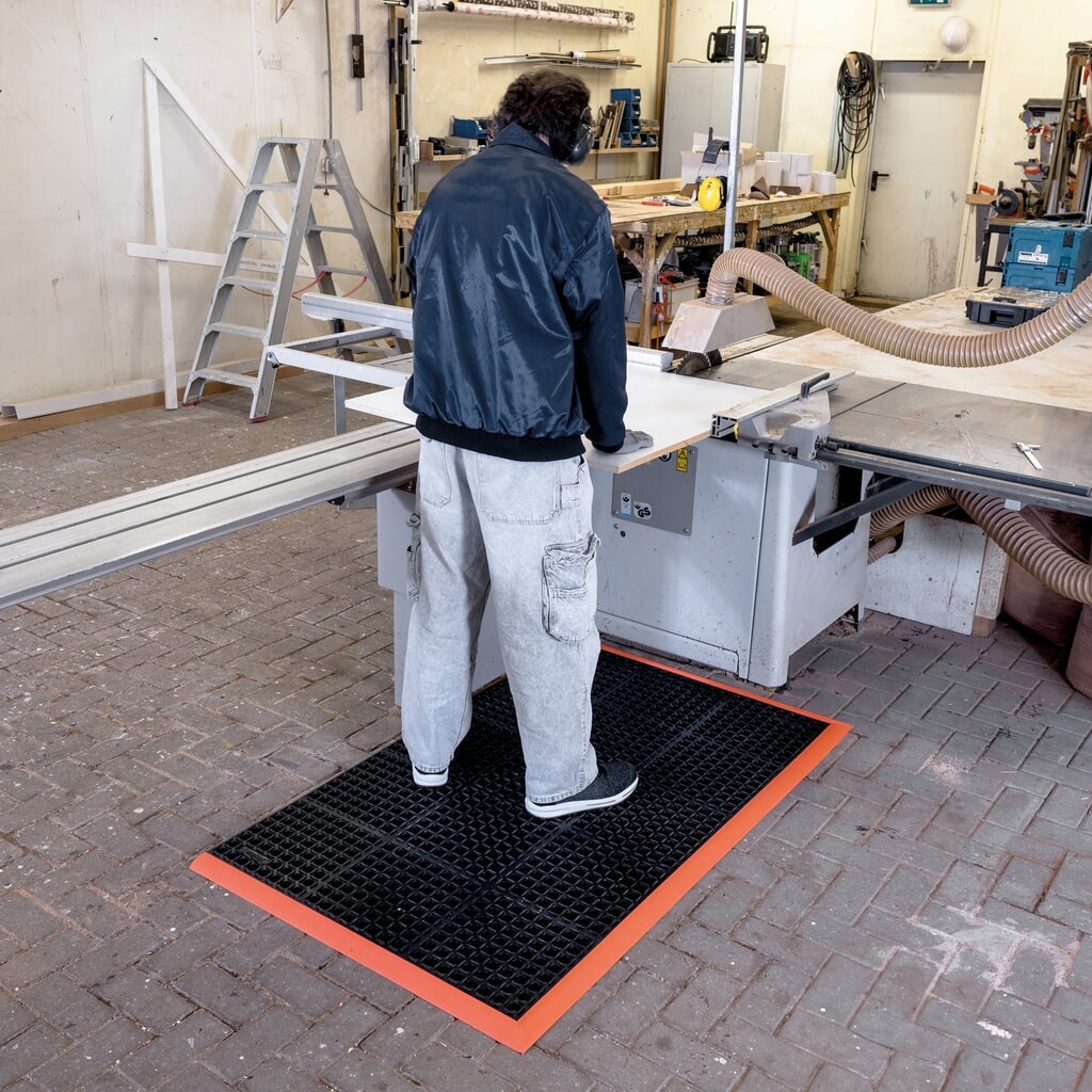 Tapis anti-fatigue en caoutchouc nitrile, LxP 660 x 1 020 mm N° de l'image du produit 3 : Tapis anti-fatigue en caoutchouc nitrile, LxP 660 x 1 020 mm