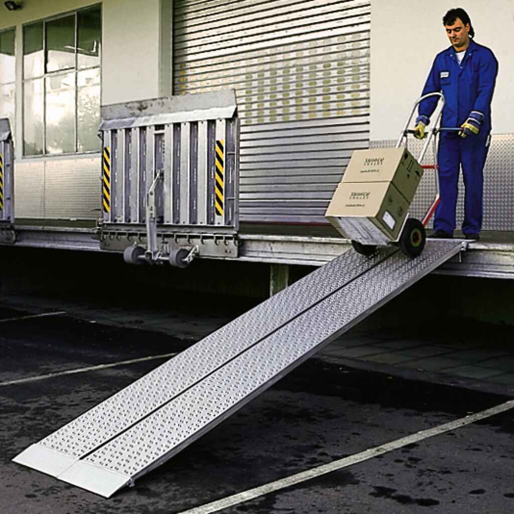 Rail de chargement en aluminium, antidérapants, capacité de charge 435 kg/pce, l x L 200 x 1 500 mm N° de l'image du produit 7 : Rail de chargement en aluminium, antidérapants, capacité de charge 435 kg/pce, l x L 200 x 1 500 mm