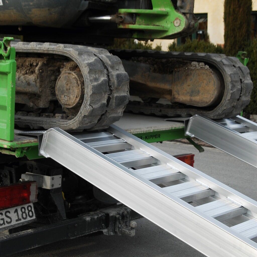 Rails de chargement à barreaux, avec bordure, capacité de charge 1 660 kg/paire, longueur 2 340 mm N° de l'image du produit 3 : Rails de chargement à barreaux, avec bordure, capacité de charge 1 660 kg/paire, longueur 2 340 mm