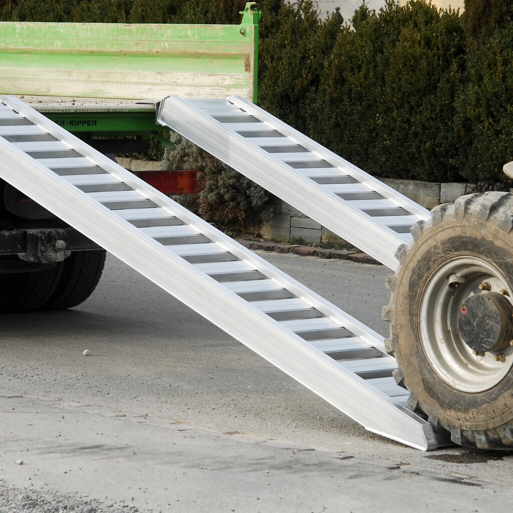 Rails de chargement à barreaux, avec bordure, capacité de charge 1 660 kg/paire, longueur 2 340 mm N° de l'image du produit 4 : Rails de chargement à barreaux, avec bordure, capacité de charge 1 660 kg/paire, longueur 2 340 mm