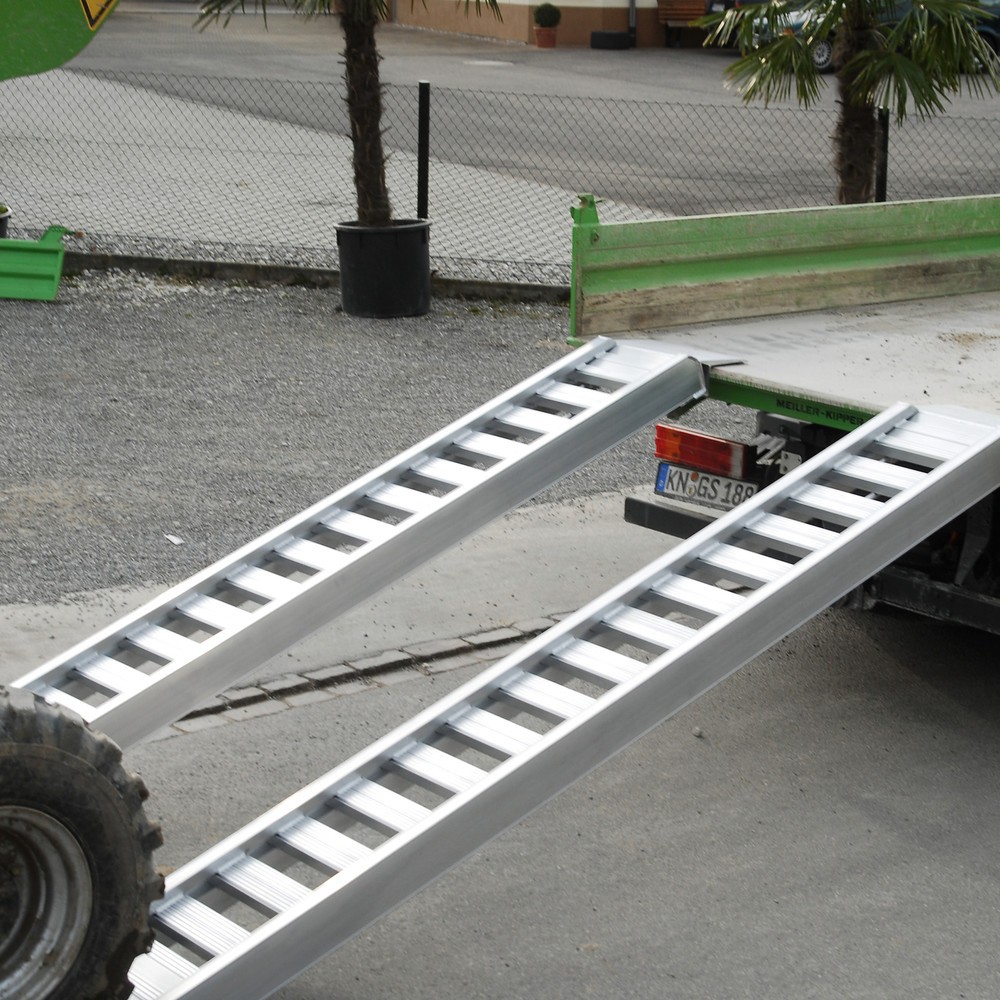 Illustration du produit: Rails de chargement à barreaux, avec bordure, capacité de charge 1 660 kg/paire, longueur 2 340 mm