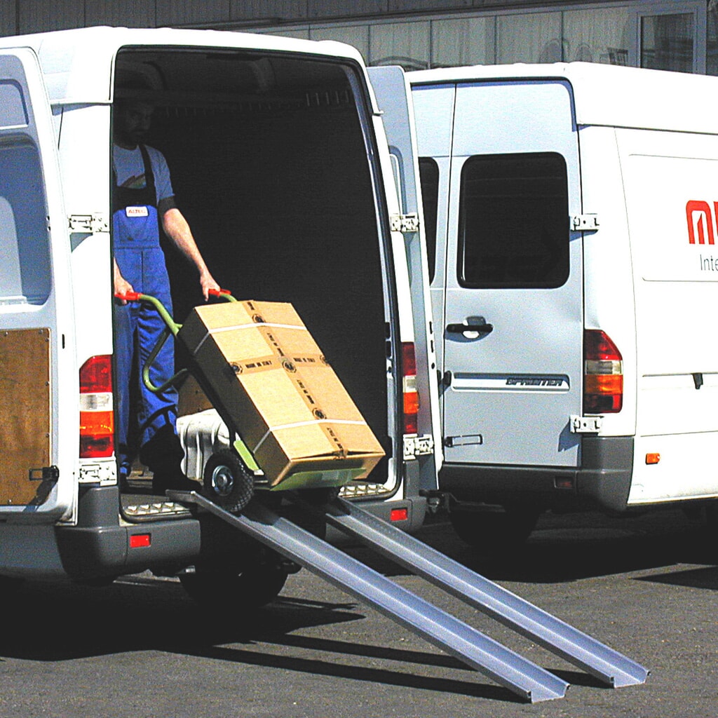 Rails de chargement en aluminium universels, avec bord de protection, capacité de charge 600 kg/paire, l x L 150 x 1 500 mm N° de l'image du produit 2 : Rails de chargement en aluminium universels, avec bord de protection, capacité de charge 600 kg/paire, l x L 150 x 1 500 mm