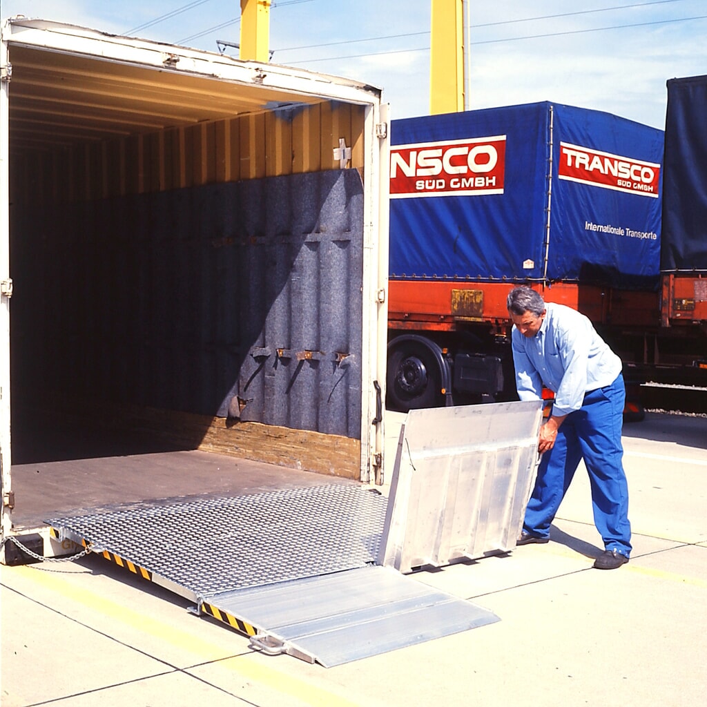 Rampe de chargement pour conteneur, pliable, capacité de charge 7 300 kg, l x L 2 000 x 2 070 mm Illustration du produit: Rampe de chargement pour conteneur, pliable, capacité de charge 7 300 kg, l x L 2 000 x 2 070 mm