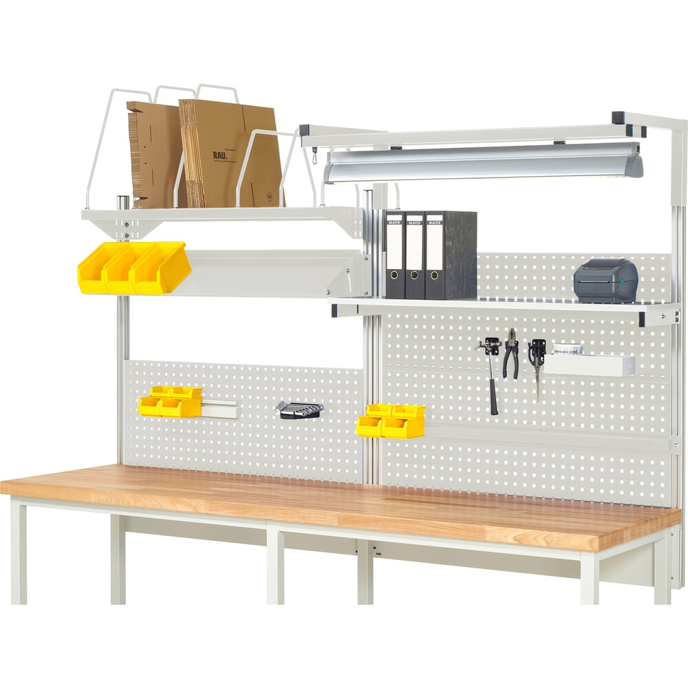Illustration du produit: Module d’établi RAU, haut. x larg. x prof. 1 380 x 2 500 x 2 500 mm, avec 1 étagère, 1 rail de fixation, 1 surface métallique inclinable, 1 support pour écran plat et 1 lampe, kit complet 06 pour largeur de produit 2 500 mm