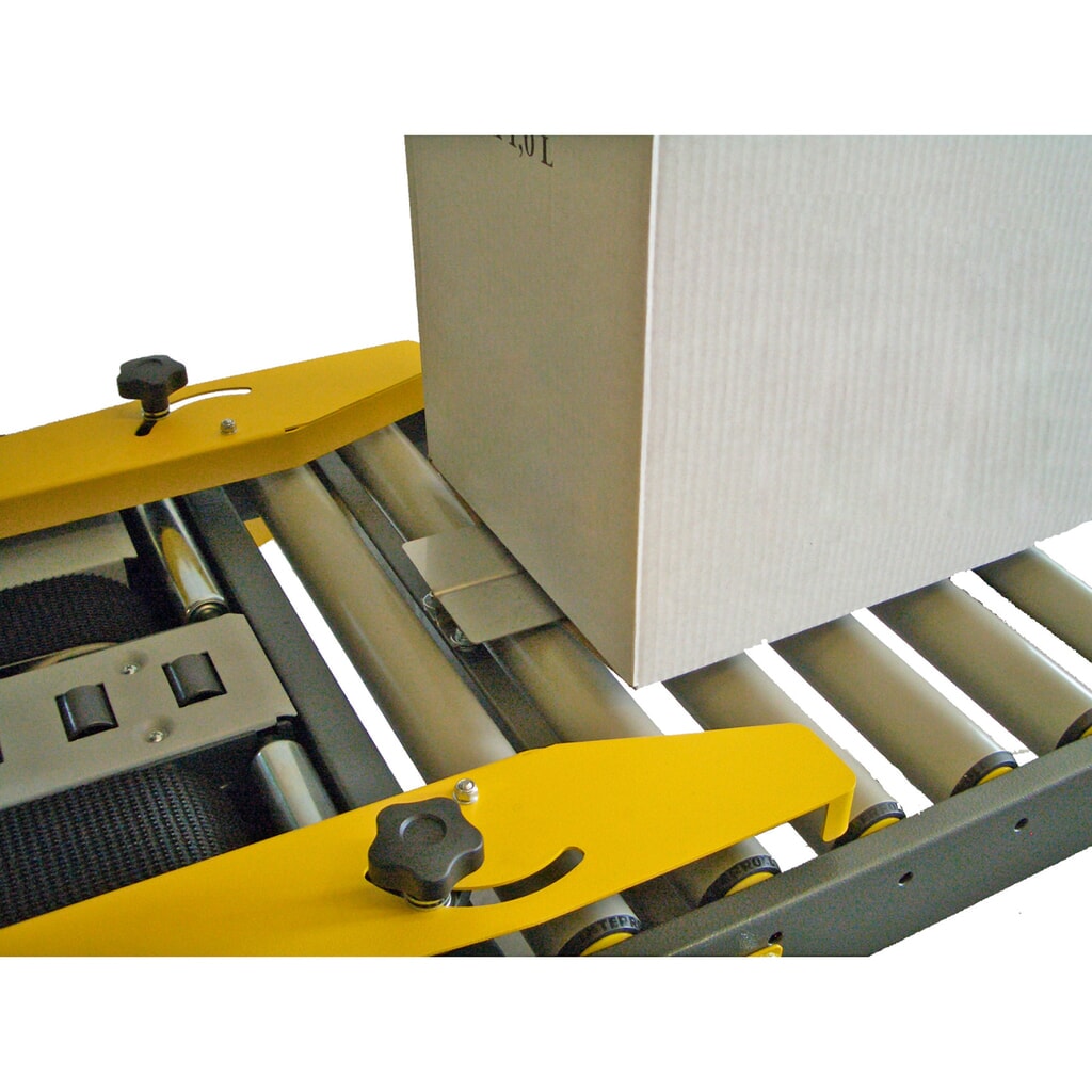 Transrouleur d'entrée avec lame de retenue du carton pour machine de fermeture de carton SIAT Basic Illustration du produit: Transrouleur d'entrée avec lame de retenue du carton pour machine de fermeture de carton SIAT Basic