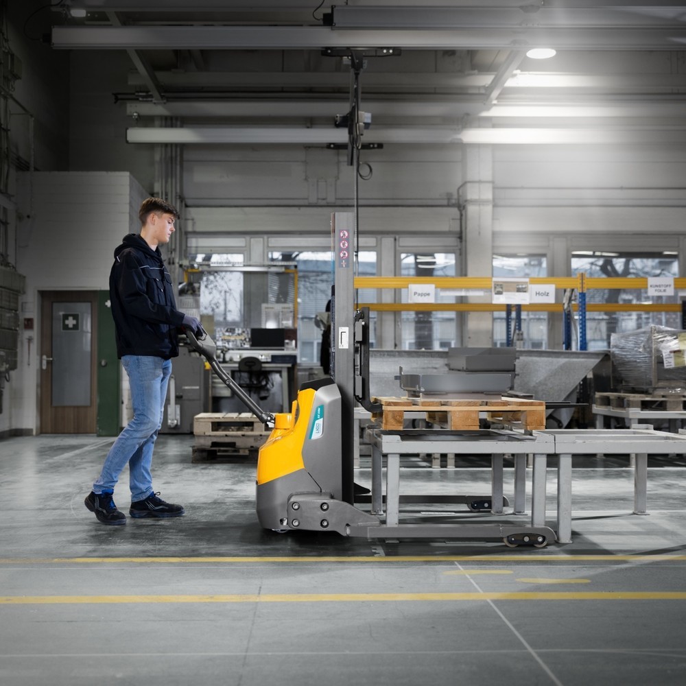 Produktabbildung Nr. 9: Jungheinrich Elektro-Hochhubwagen EJC 110bi E, Monomast, Hubhöhe 1.570 mm, Tragfähigkeit 1.200 kg, Proportionalhydraulik, Radarmabstand 1.070 mm