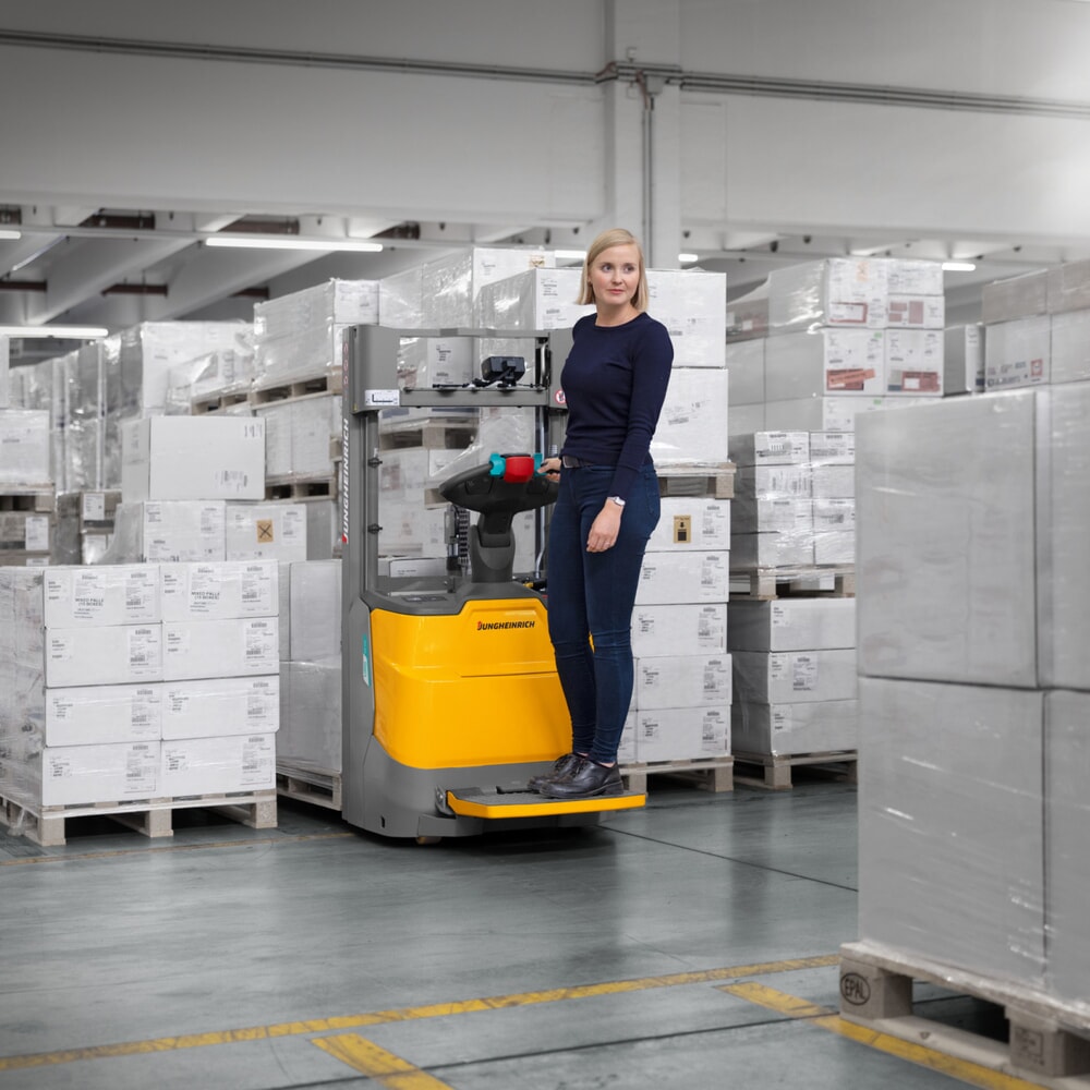 Produktabbildung Nr. 10: Jungheinrich Elektro-Hochhubwagen ERC 112i DZ mit Standplattform, Dreifach-Teleskop-Hubgerüst, Hubhöhe 4.300 mm, Tragfähigkeit 1.200 kg, Proportionalhydraulik, CH