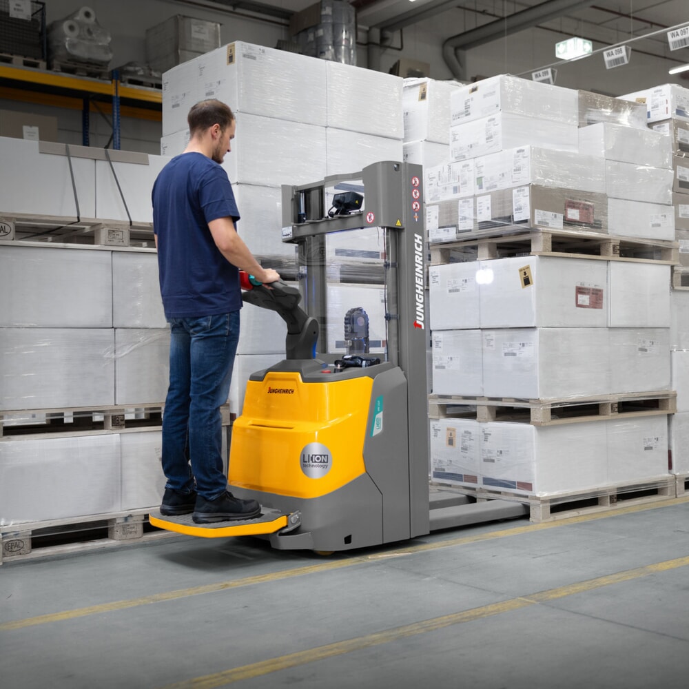 Produktabbildung Nr. 13: Jungheinrich Elektro-Hochhubwagen ERC 112i DZ mit Standplattform, Dreifach-Teleskop-Hubgerüst, Hubhöhe 4.300 mm, Tragfähigkeit 1.200 kg, Proportionalhydraulik, CH