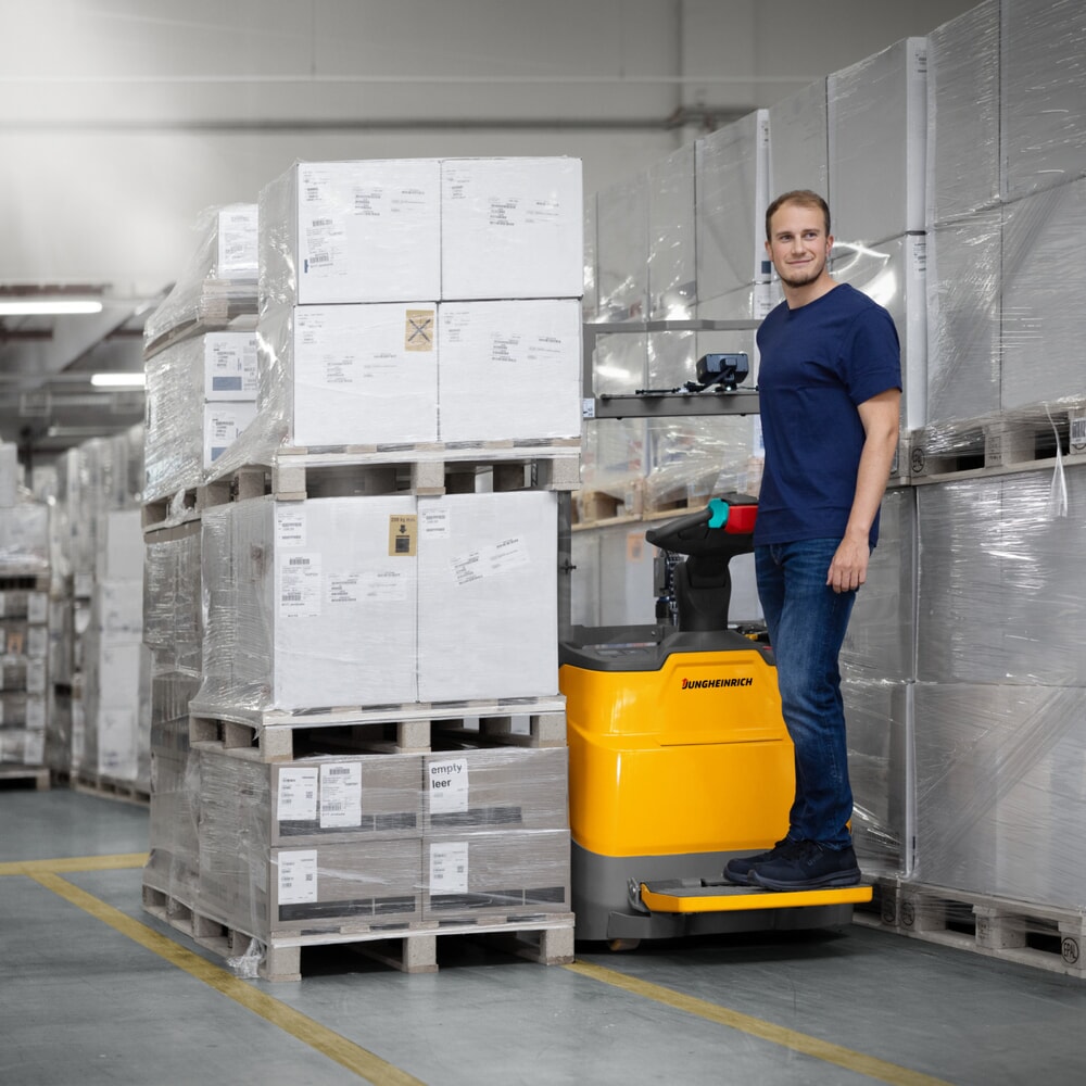 Produktabbildung Nr. 14: Jungheinrich Elektro-Hochhubwagen ERC 112i DZ mit Standplattform, Dreifach-Teleskop-Hubgerüst, Hubhöhe 4.300 mm, Tragfähigkeit 1.200 kg, Proportionalhydraulik, CH