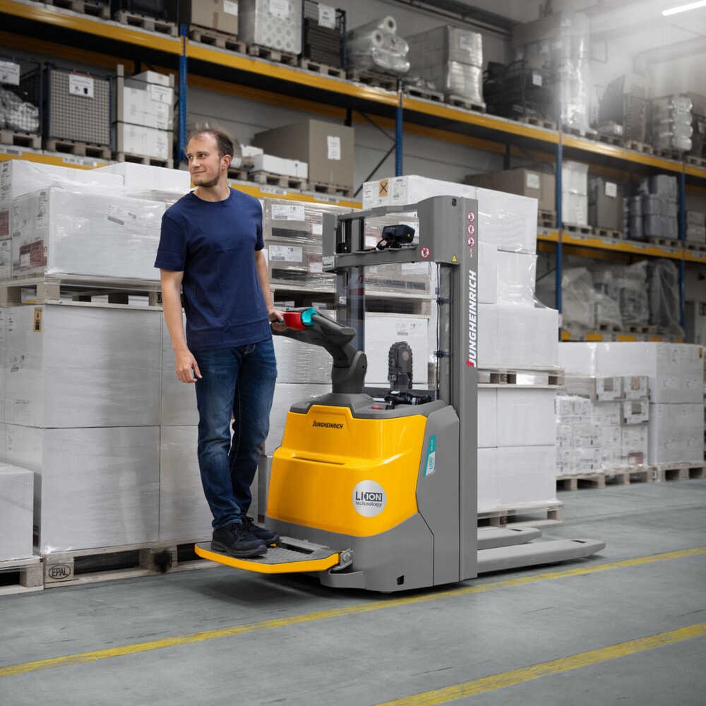 Produktabbildung Nr. 15: Jungheinrich Elektro-Hochhubwagen ERC 112i DZ mit Standplattform, Dreifach-Teleskop-Hubgerüst, Hubhöhe 4.300 mm, Tragfähigkeit 1.200 kg, Proportionalhydraulik, CH