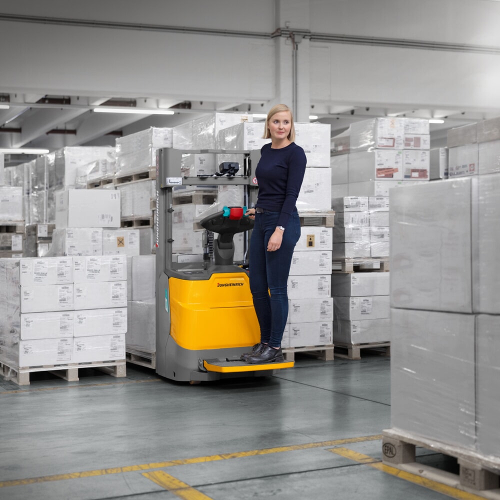 Produktabbildung Nr. 6: Jungheinrich Elektro-Hochhubwagen ERC 110zi DZ mit Standplattform, Dreifach-Teleskop-Hubgerüst, Hubhöhe 4.300 mm, Tragfähigkeit 1.000 kg, Proportionalhydraulik, CH
