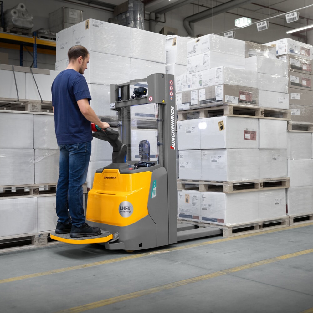 Produktabbildung Nr. 9: Jungheinrich Elektro-Hochhubwagen ERC 110zi DZ mit Standplattform, Dreifach-Teleskop-Hubgerüst, Hubhöhe 4.300 mm, Tragfähigkeit 1.000 kg, Proportionalhydraulik, CH