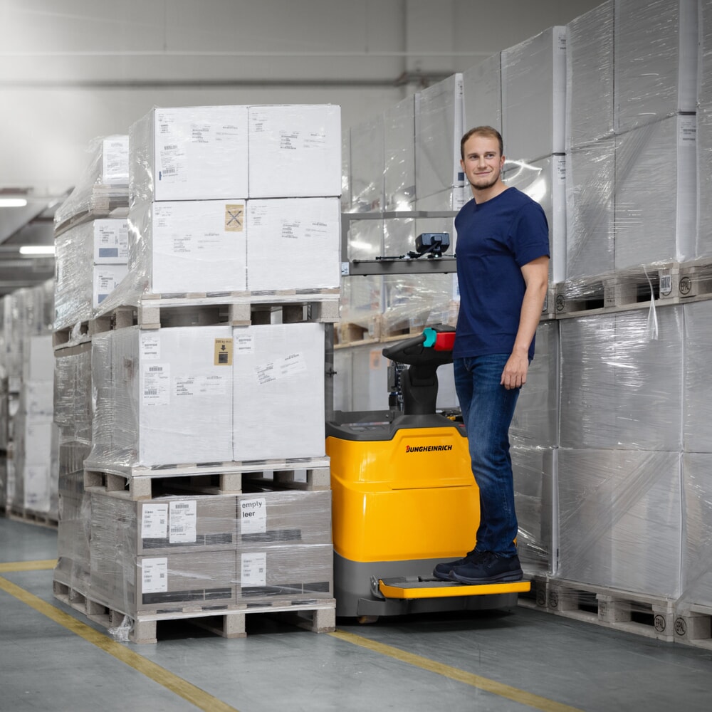 Produktabbildung Nr. 10: Jungheinrich Elektro-Hochhubwagen ERC 110zi DZ mit Standplattform, Dreifach-Teleskop-Hubgerüst, Hubhöhe 4.300 mm, Tragfähigkeit 1.000 kg, Proportionalhydraulik, CH