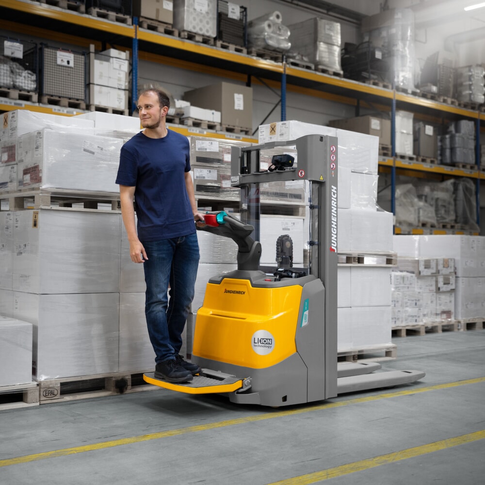 Produktabbildung Nr. 11: Jungheinrich Elektro-Hochhubwagen ERC 110zi DZ mit Standplattform, Dreifach-Teleskop-Hubgerüst, Hubhöhe 4.300 mm, Tragfähigkeit 1.000 kg, Proportionalhydraulik, CH