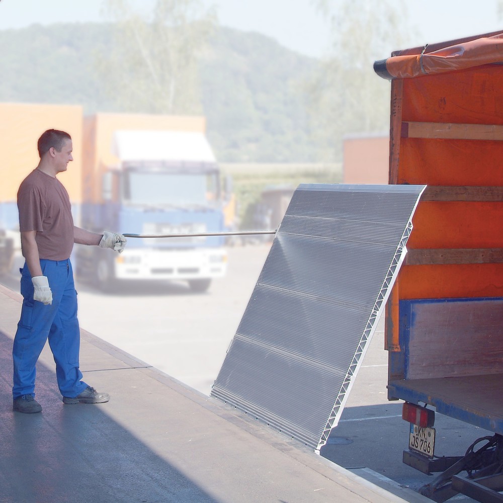Illustration du produit: Pont basculant, assisté par ressort, avec protection antichute, capacité de charge 1 750 kg, l x L 1 250 x 1 565 mm