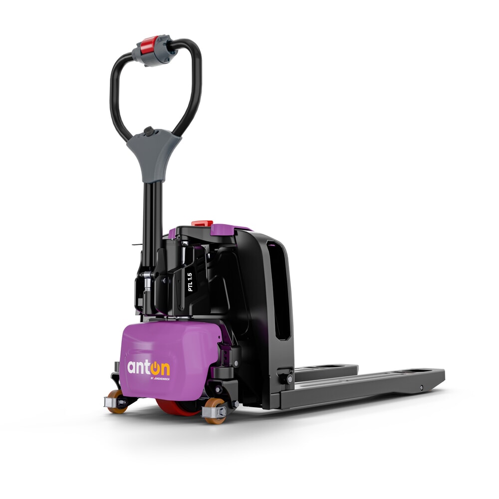 Transpalette électrique AntOn par Jungheinrich PTL 1.5 avec roues de support, extra-large pour palettes spéciales, capacité de charge 1 500 kg, longueur de fourche 1.150 mm Illustration du produit: Transpalette électrique AntOn par Jungheinrich PTL 1.5 avec roues de support, extra-large pour palettes spéciales, capacité de charge 1 500 kg, longueur de fourche 1.150 mm