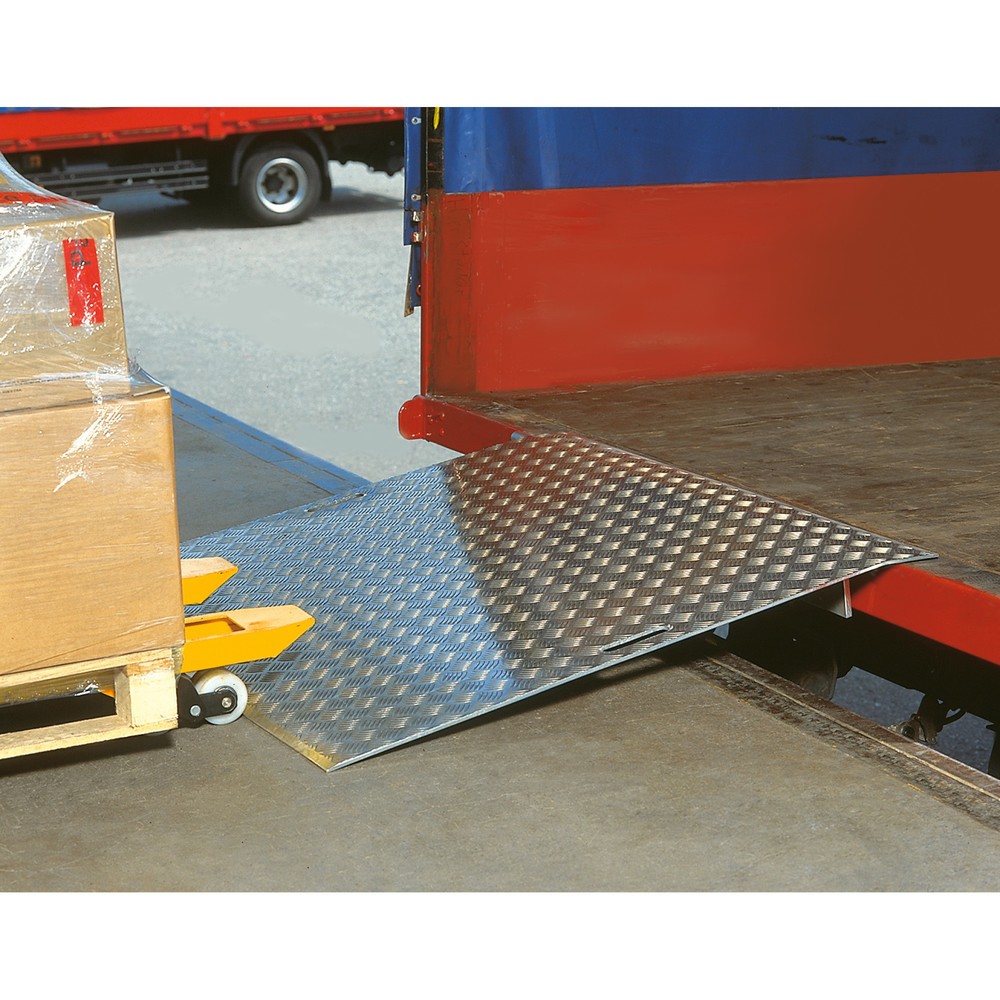 Mobile Verladebrücke aus Aluminium-Warzenblech zwischen Rampe und LKW-Ladefläche