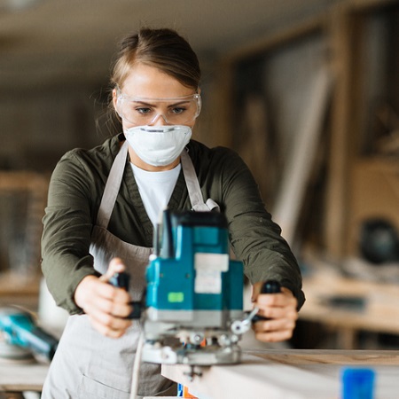 Handwerkerin arbeitet mit FFP1-Maske
