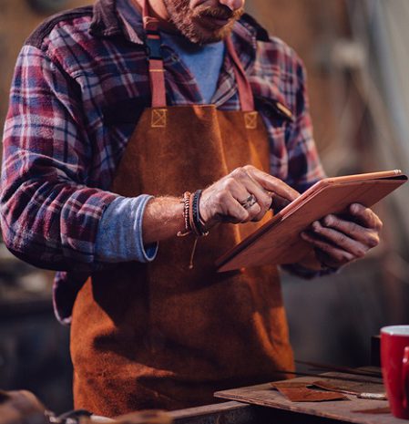 Handwerker plant Werkstatt am Tablett