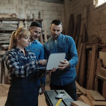 Handwerker planen Werkstatt aufräumen