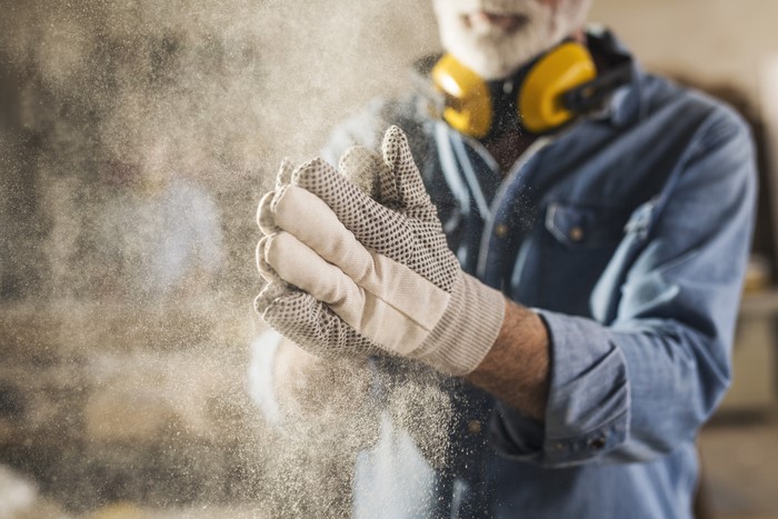 Arbeitskleidung reinigen: Mann in verschmutzter Arbeitskleidung