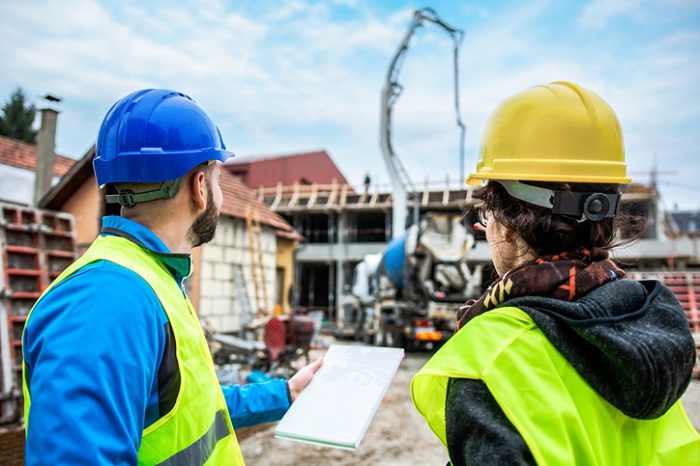 Gefährdungsbeurteilung Baustelle: Zwei Menschen beurteilen Baustelle