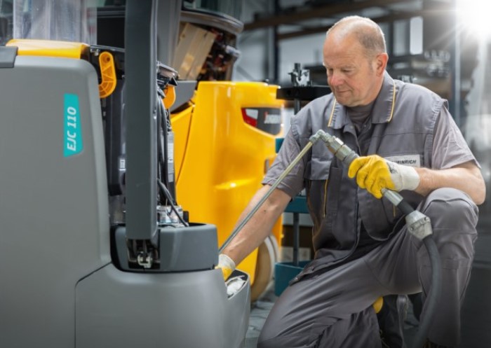 Mann führt Gabelstaplerwartung und Reparatur aus