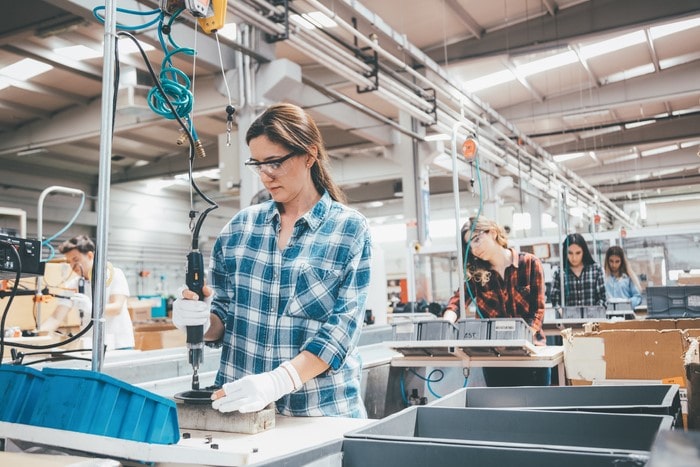 frau-am-industriellen-steharbeitsplatz