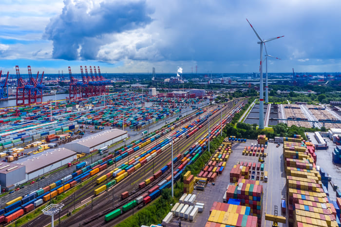 Container mit Windrädern