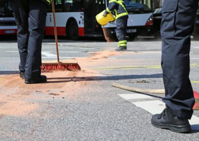 Öl binden, abpumpen oder aufsaugen: So gehen Sie bei Ölunfällen vor