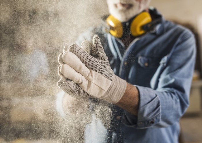 Arbeitskleidung reinigen: Mann in verschmutzter Arbeitskleidung