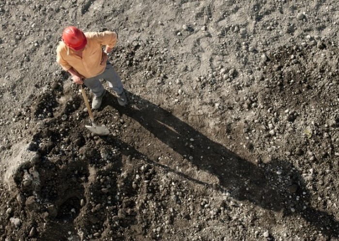 Arbeiter steth allein auf einer Baustelle